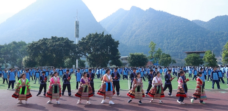 同学们在大课间跳民族传统舞蹈芦笙舞