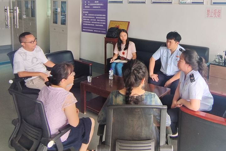 图为都匀市税务局干部上门走访辖区内报废机动车回收拆解企业。