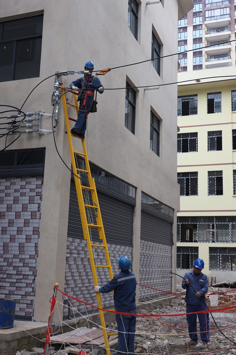 工作人員為自建房架設線路.