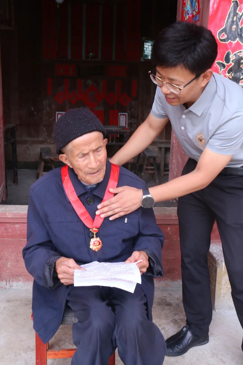 江界河镇党员干部向赵国权颁发“光荣在党50年”纪念章（王建红  摄）