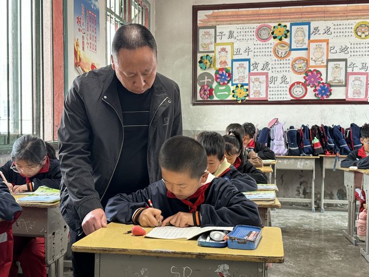 学生们正在练习工笔书法。胡凤至摄