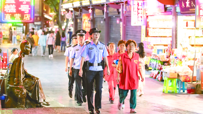 遵義會議會址派出所民警和志願者一起巡邏。（遵義市公安局供圖）