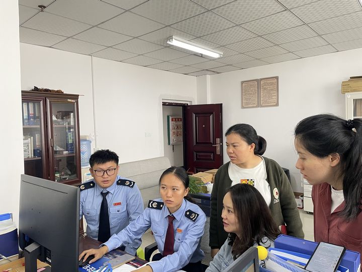 荔波县税务局工作人员为企业演示申报操作。