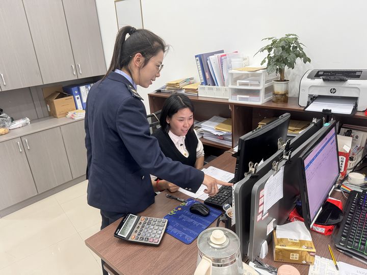长顺县税务局工作人员上门辅导企业。