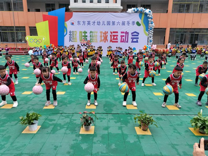 印江東方英才幼兒園小朋友表演節目。