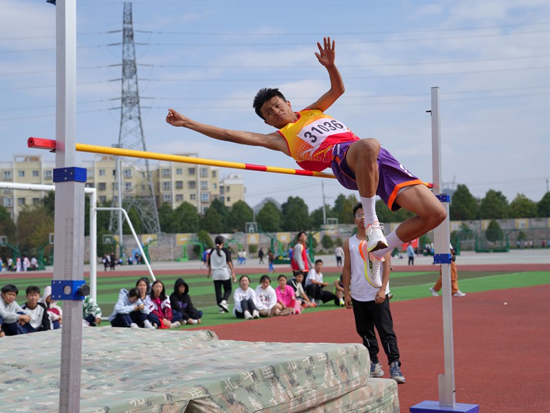 平坝区教育系统2024年第六届中小学生田径运动会开幕。