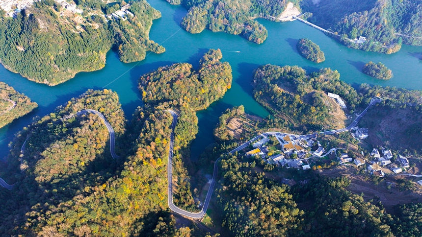 1 圖為彝山花谷至杜鵑湖旅游公路。黎敬程 攝