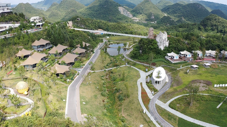 2 圖為彝山花谷至杜鵑湖旅游公路沿線的康養度假勝地。黎敬程 攝