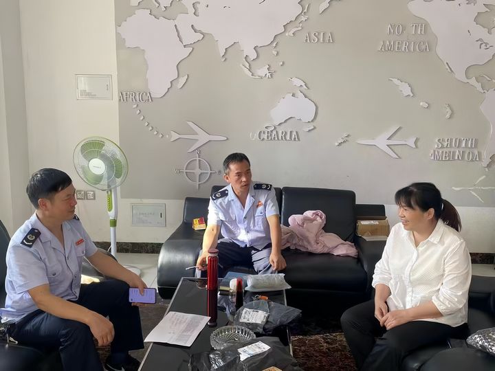 图1 独山县税务局到园区宣传辅导研发费用加计扣除税收优惠政策。