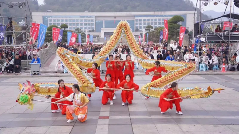 2 圖為第十五屆全國運動會群眾展演舞龍舞獅大賽現場。