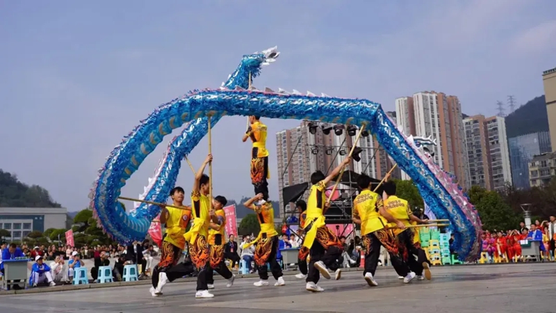 3 圖為第十五屆全國運動會群眾展演舞龍舞獅大賽現場。