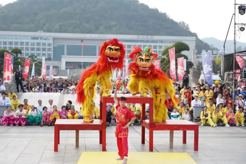 5 圖為第十五屆全國運動會群眾展演舞龍舞獅大賽現場。