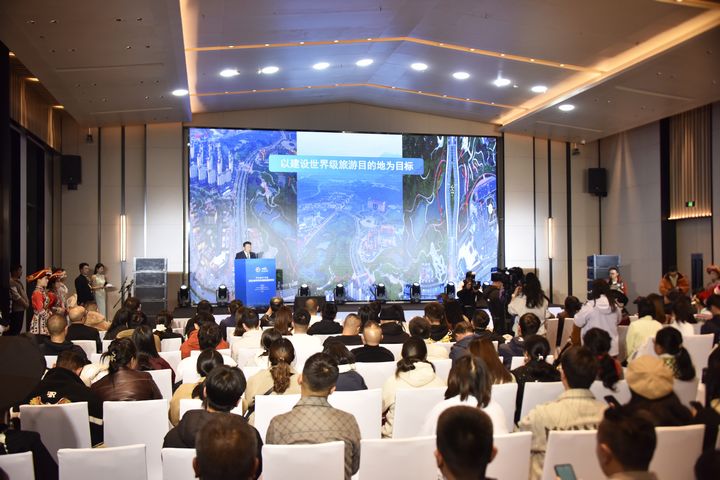 11月19日，贵州毕节百里杜鹃，百里杜鹃管理区管委会副主任、旅游局局长黄飞正在为发布会致辞（杨品益摄）.jpg