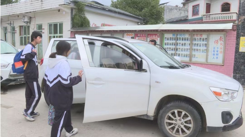 每周五，專門安排車輛送黃家洞村的學生回家 (2)