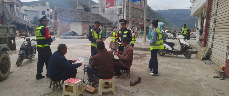 3 圖為七支隊十二大隊與從江公路管理段聯合開展愛路護路宣傳活動。