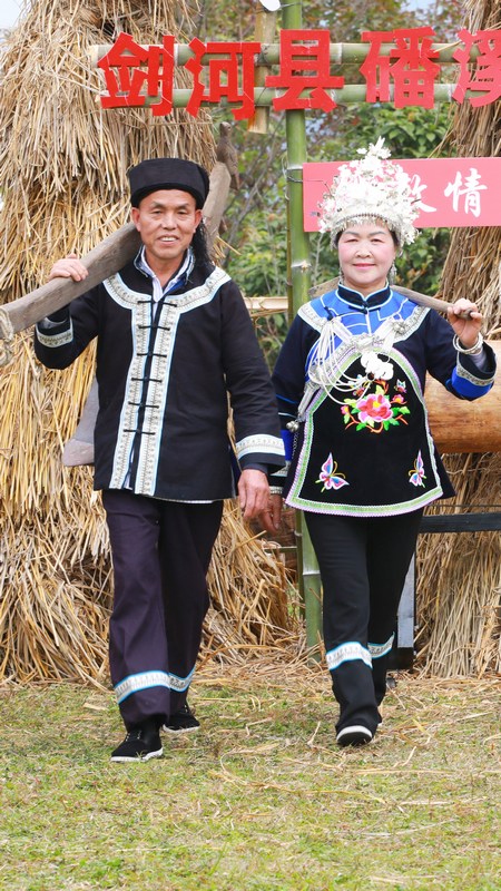 化敖村的村民们在彩排“村T”走秀表演。