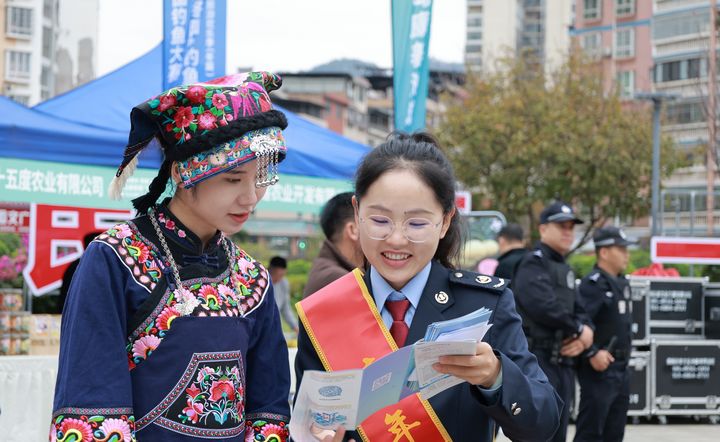 稅務干部走進開幕式現場，為參賽群眾介紹住房交易契稅優惠政策。王紅壯攝