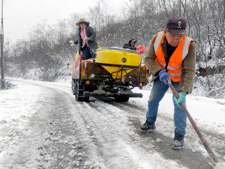 1月22日，金沙縣交通運輸局撒鹽除雪現場。劉其彩攝