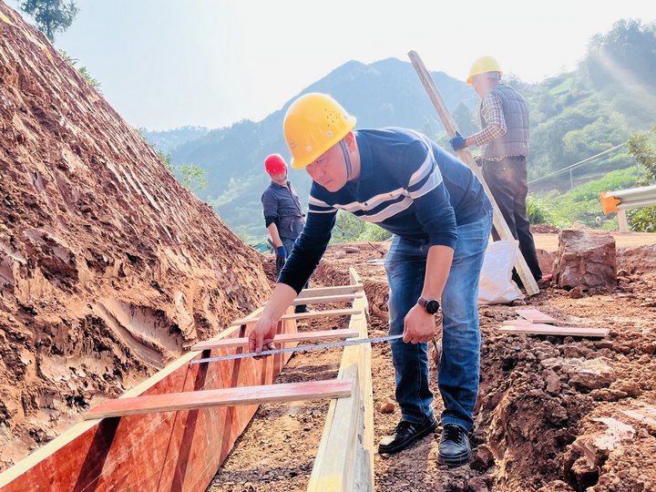 美酒河镇娄子坳村娄子坳至大田边窄路基路面加宽改造项目正在施工。