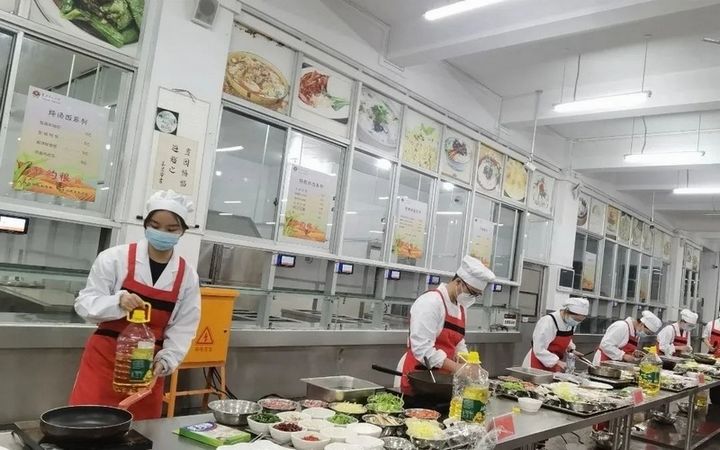 5、貴陽一中：落實日常培養，強化勤美勞育。“美食小當家”比賽現場。貴陽一中供圖.jpg