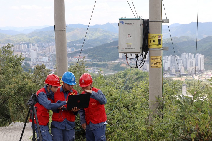 南方電網興義供電局青年黨員突擊隊開展配網“自愈”系統運維。盧關文攝