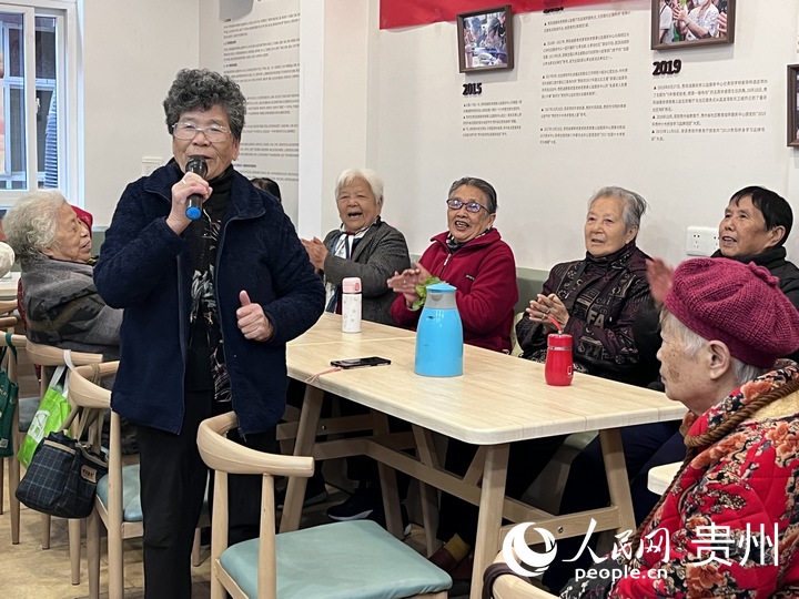 小小餐厅的欢乐氛围进入了高潮，大家默契地拍手开启大合唱。人民网 陈洁泉摄