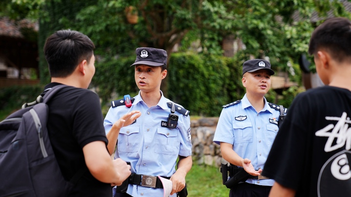 图为民警耐心解答游客咨询求助。