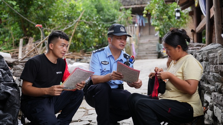 图为瑶山派出所民警到辖区宣传安全知识。