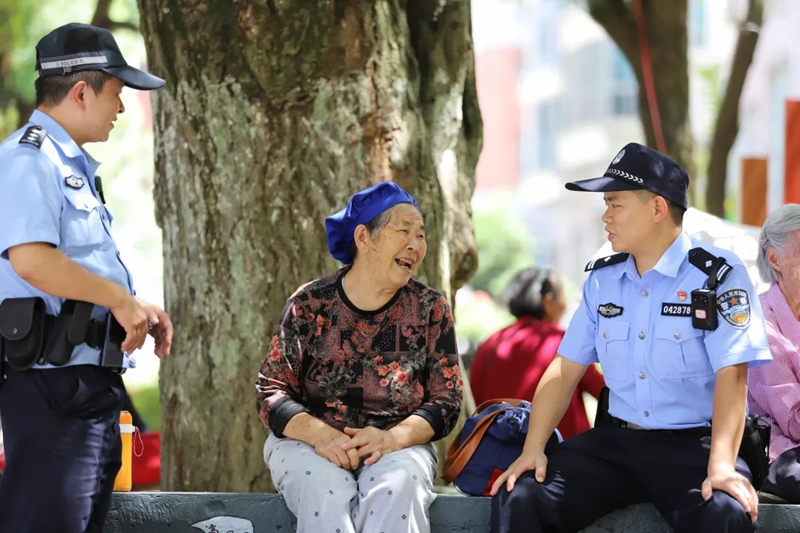 5 圖為：民警走訪群眾