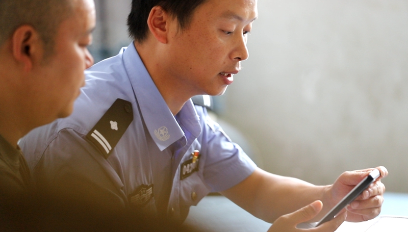 8 圖為：民警走訪群眾引導群眾使用警民寶APP