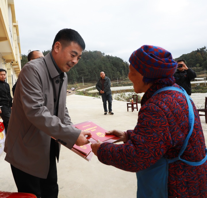 为搬迁群众颁发宅基地许可证、乡村规划建设证书。