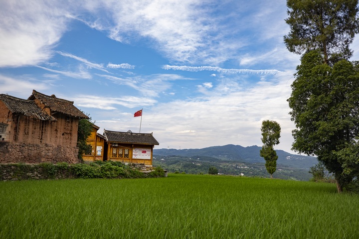 背坐村民居。何志刚摄