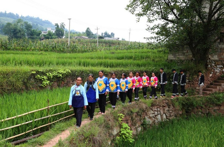 背坐村水族同胞走在赛歌路上。吴守良摄