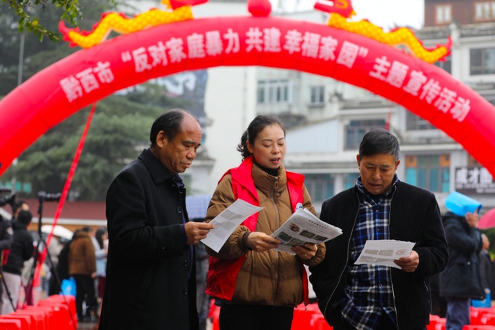 水西街道禁毒志愿者向现场群众讲解禁种铲毒相关法律知识。