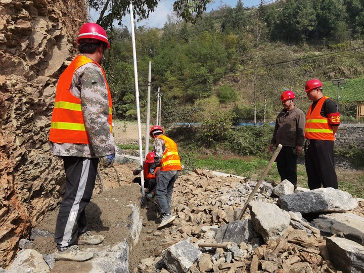 图为碧江区坝黄镇官庄河重点山洪沟治理工程施工现场。