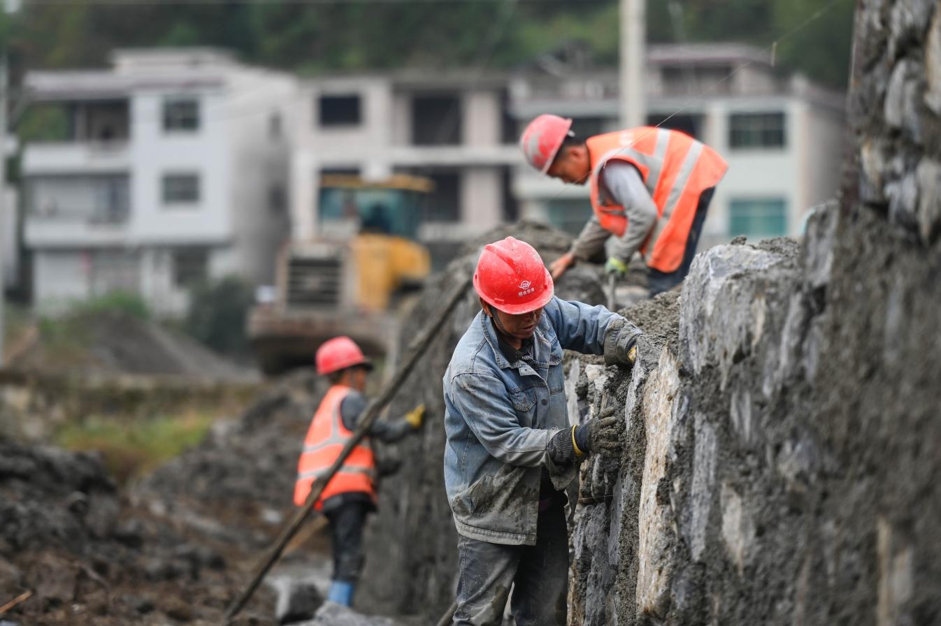 图为松桃自治县平头镇河道治理工程施工现场。