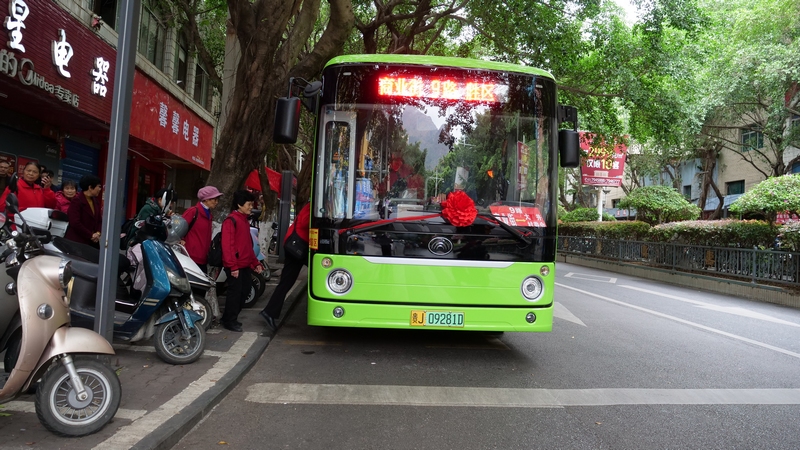 乘客排队上车