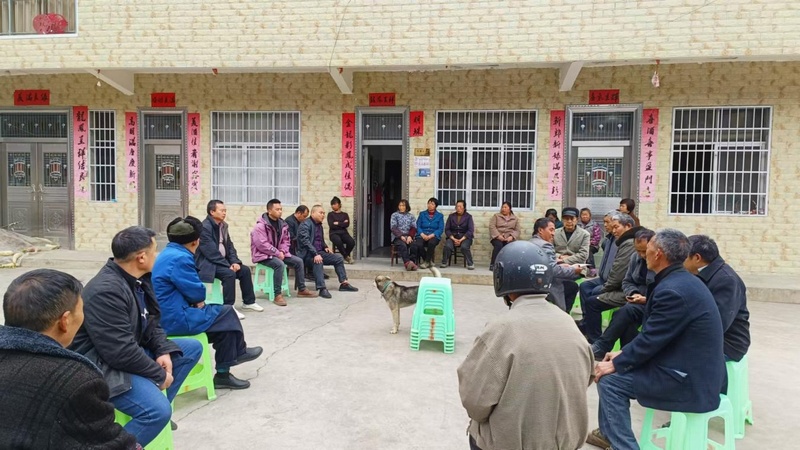 召开院坝会宣传惠农政策。邓丽婷 摄.jpg