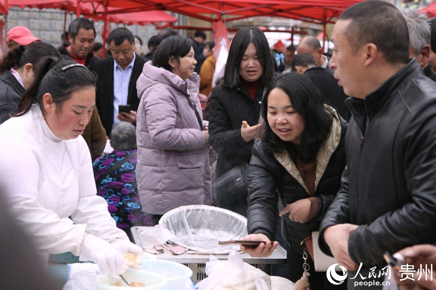 烏當區下壩鎮特色助農集市人氣十足，購銷兩旺。人民網 龍章榆攝