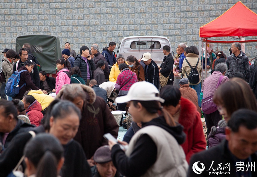 乌当区下坝镇特色助农集市人气十足，购销两旺。人民网 龙章榆摄