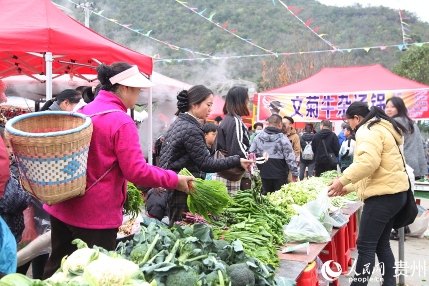 烏當區下壩鎮特色助農集市人氣十足，購銷兩旺。人民網 龍章榆攝