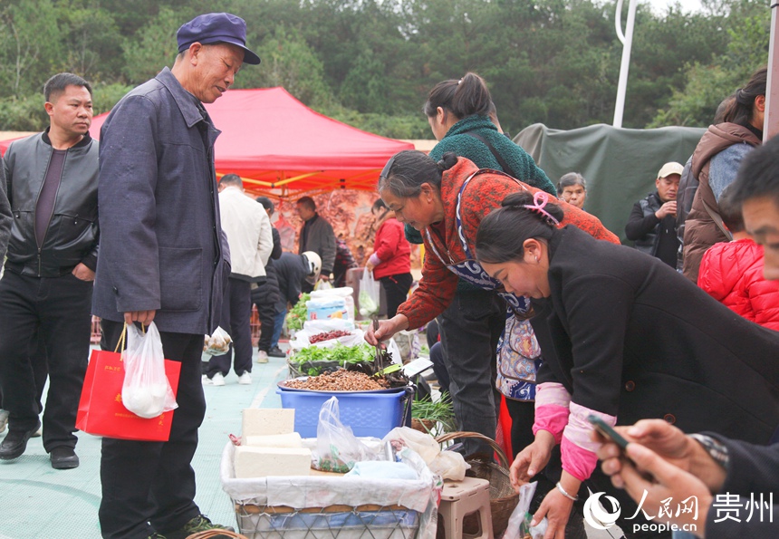 乌当区下坝镇特色助农集市人气十足，购销两旺。人民网 龙章榆摄