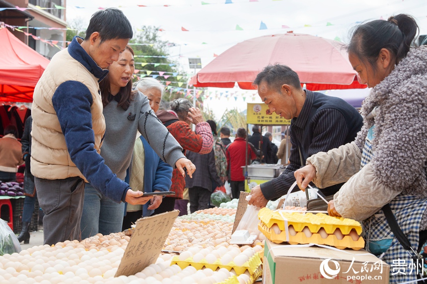 乌当区下坝镇特色助农集市人气十足，购销两旺。人民网 龙章榆摄