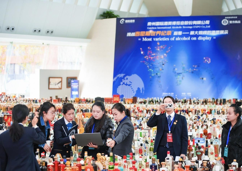 3 吉尼斯世界纪录官方认证官及公证员正在工作