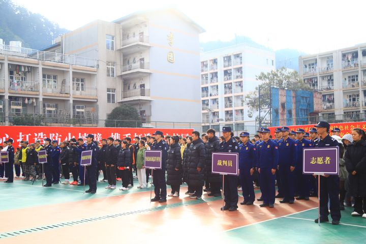 黔南州首届“火焰蓝杯”高校学生消防技能运动会在黔南民族师范学院举行。