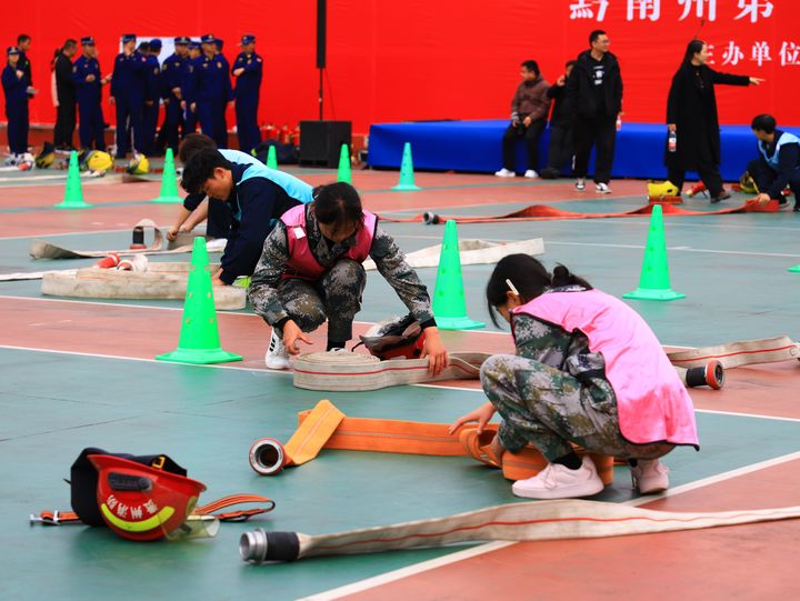 黔南州首届“火焰蓝杯”高校学生消防技能运动会在黔南民族师范学院举行。