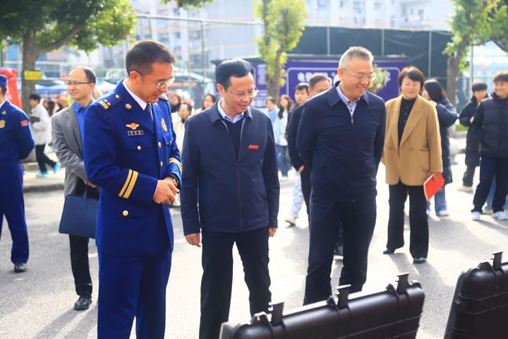 黔南州首届“火焰蓝杯”高校学生消防技能运动会在黔南民族师范学院举行。