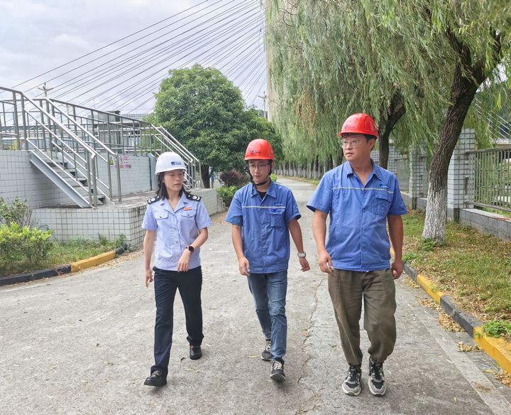 税务干部走访都匀市北控污水处理有限公司问计问需。