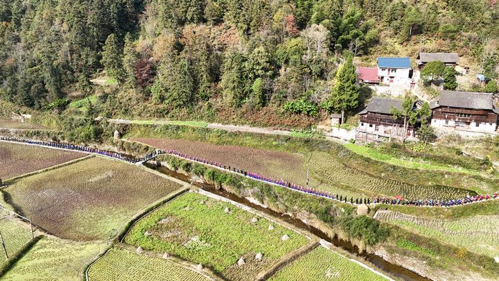 侗族群眾開展民族巡游。楊元紅攝