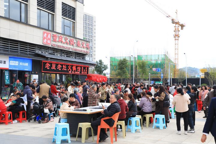 居民一起品嘗餃子。